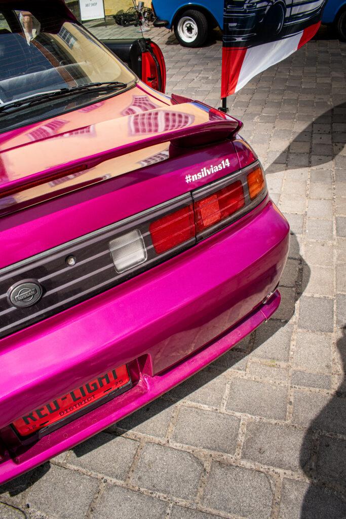 Roosa Nissan Silvia S14 tagantvaates Kuressaare tänaval autoüritusel